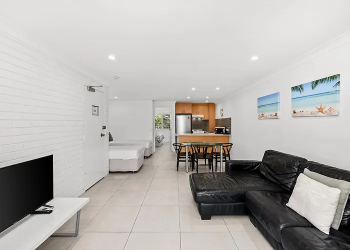 Surfers Paradise- Meters From The Beach!