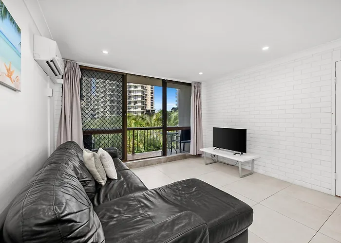 Surfers Paradise- Meters From The Beach!