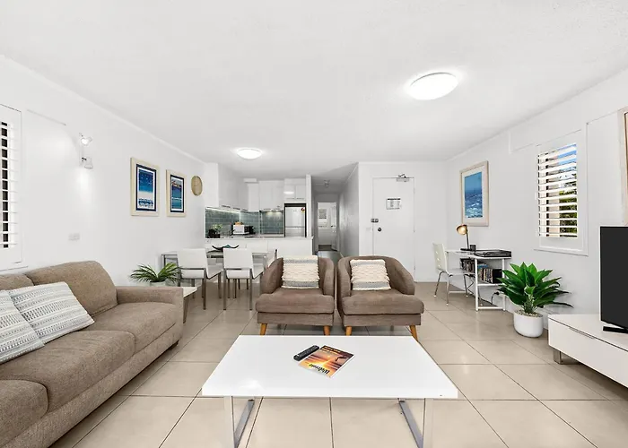 Surfers Paradise- Meters From The Beach!