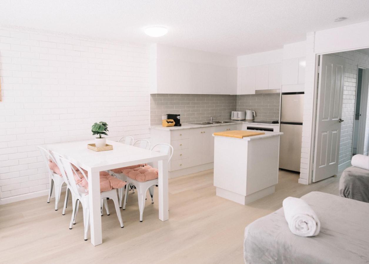 Surfers Paradise- Meters From The Beach! Apartment