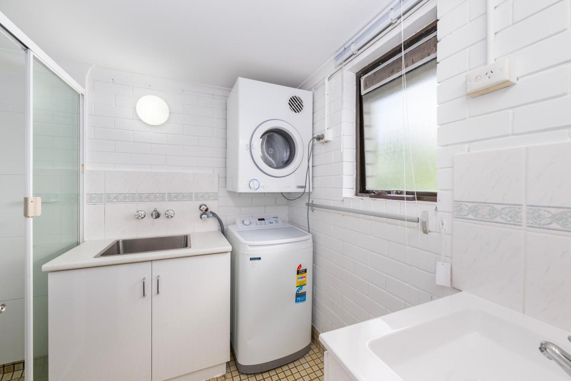 Surfers Paradise- Meters From The Beach! *