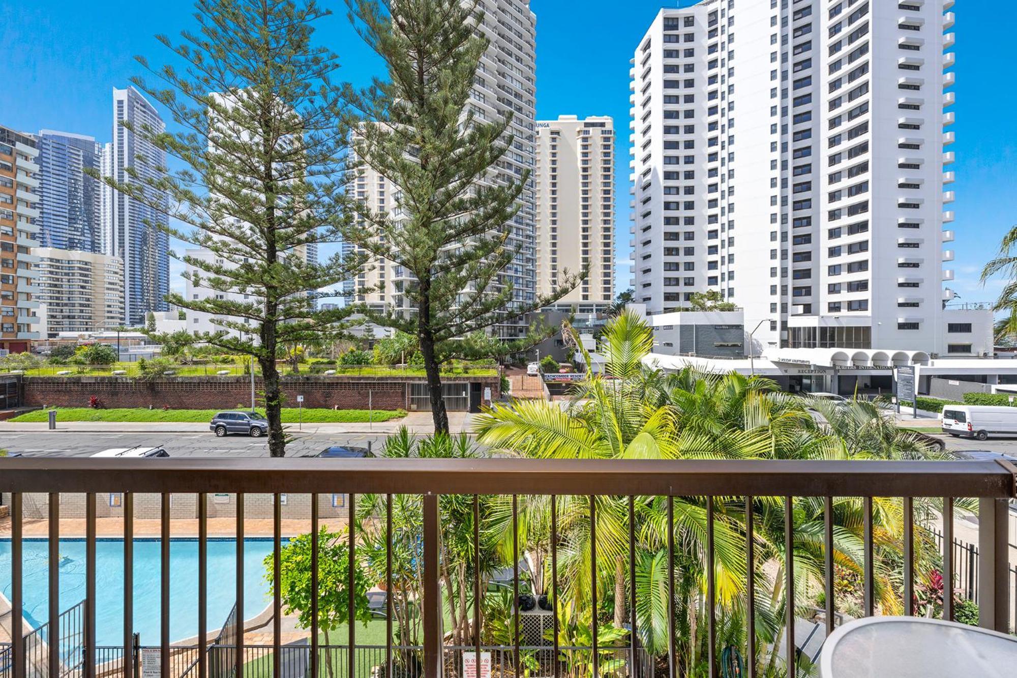 Surfers Paradise- Meters From The Beach!
