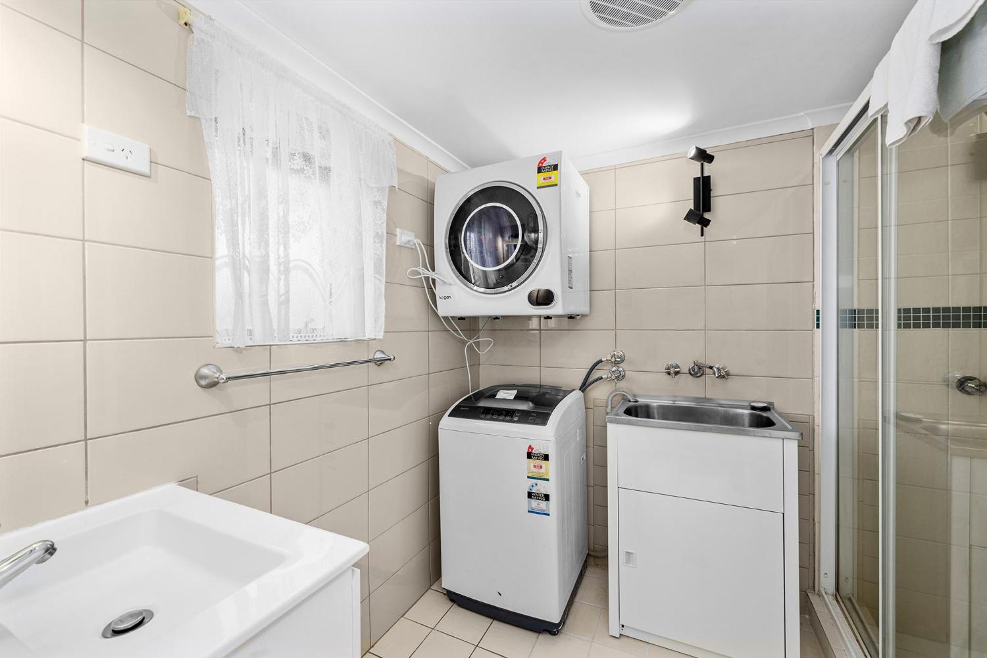 Surfers Paradise- Meters From The Beach!