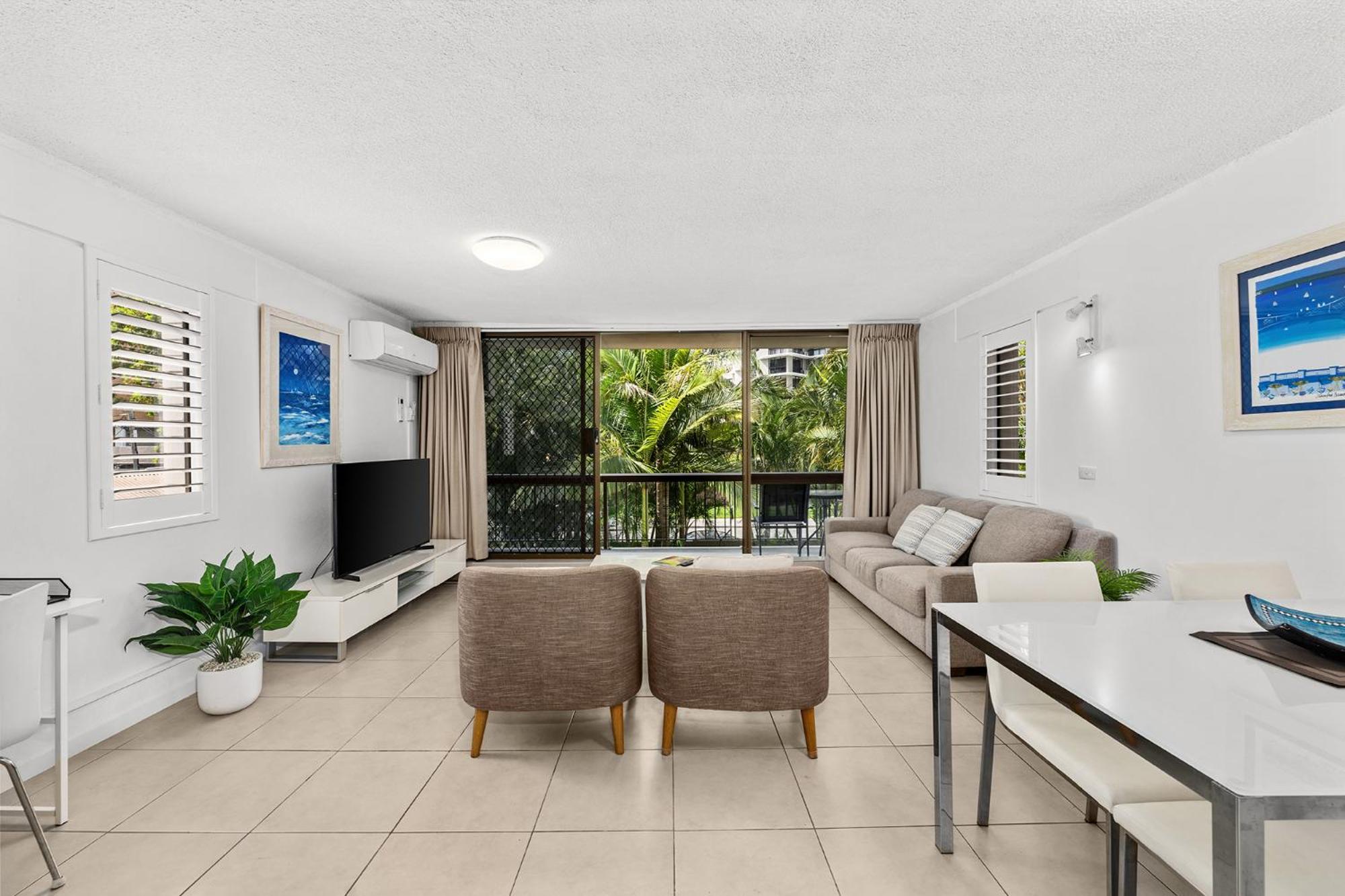 Surfers Paradise- Meters From The Beach! *